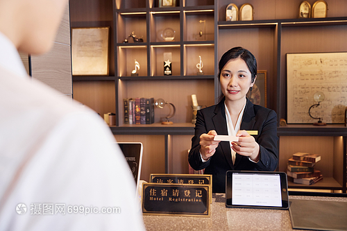 温馨之窗 酒店前台女服务员递上房卡的一刻